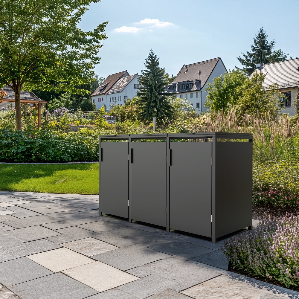 Die Abb. zeigt die 3er Valto Mülltonnenbox mit Türgriff im Außenbereich.