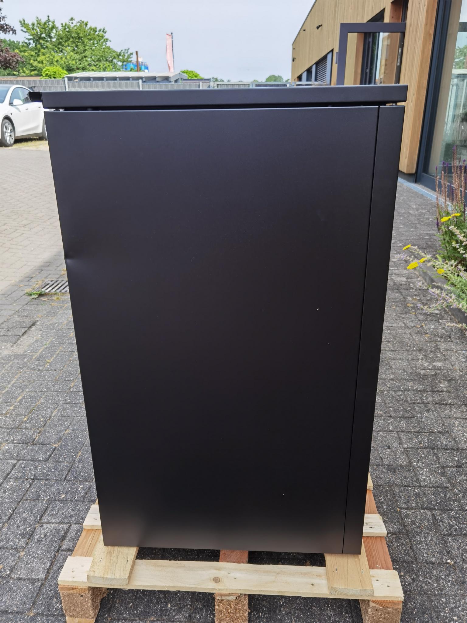 Die Abb. zeigt den Paketkasten Kaster M in Tiefschwarz von der Seite.