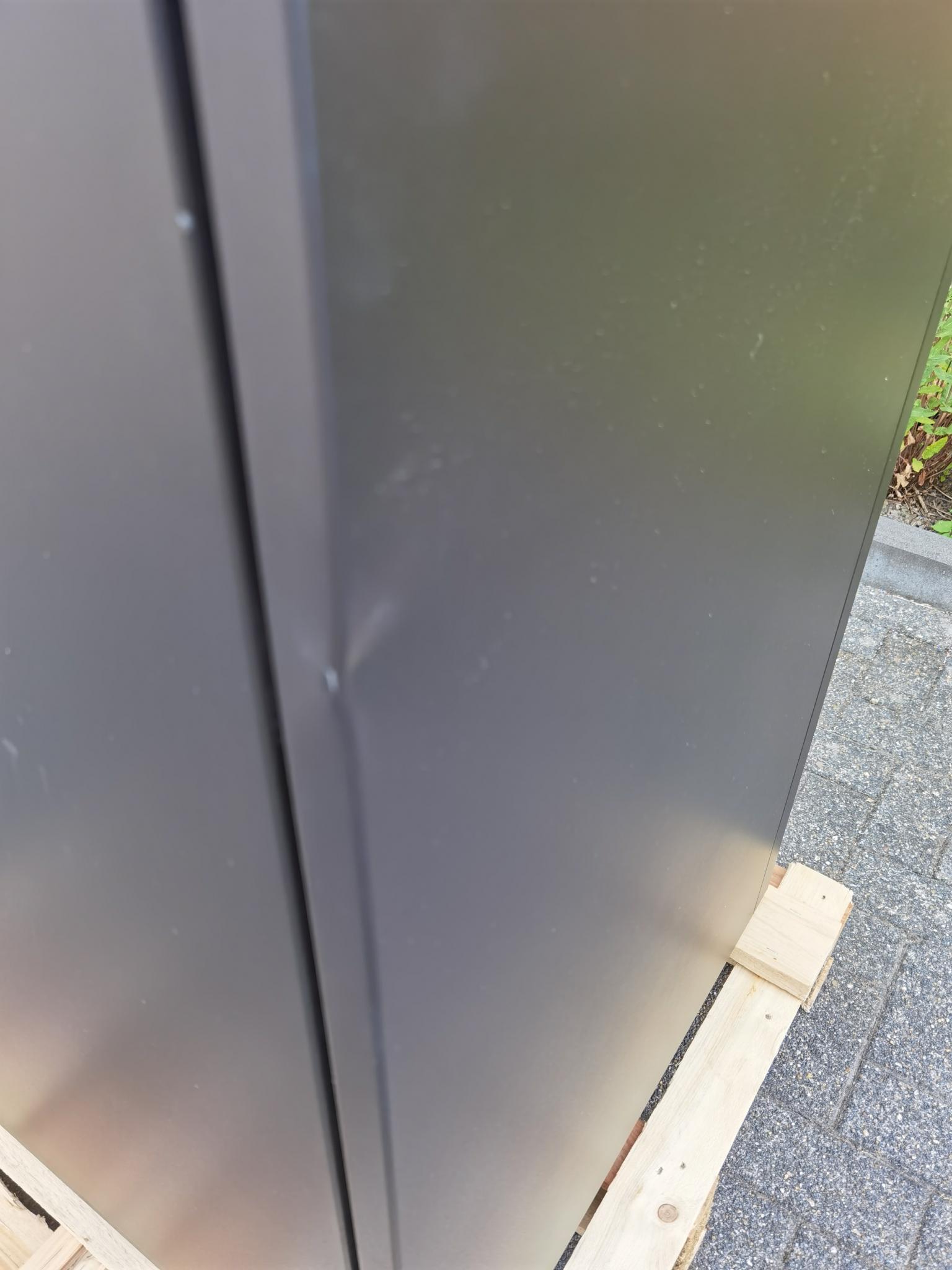 Die Abb. zeigt ein Detailbild eines Transportschadens am Paketkasten Kaster M.