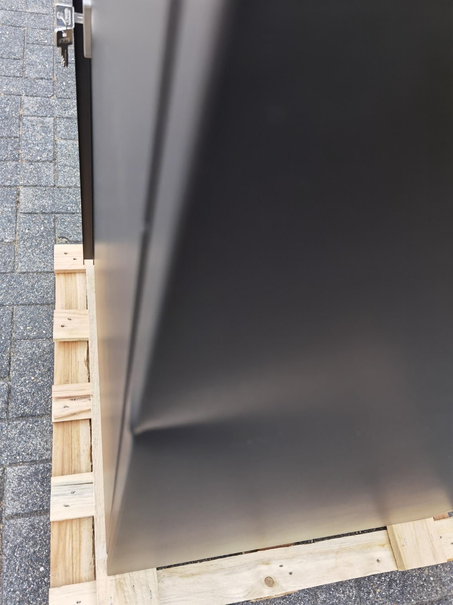 Die Abb. zeigt ein Detailbild eines Transportschadens am Paketkasten Kaster M.