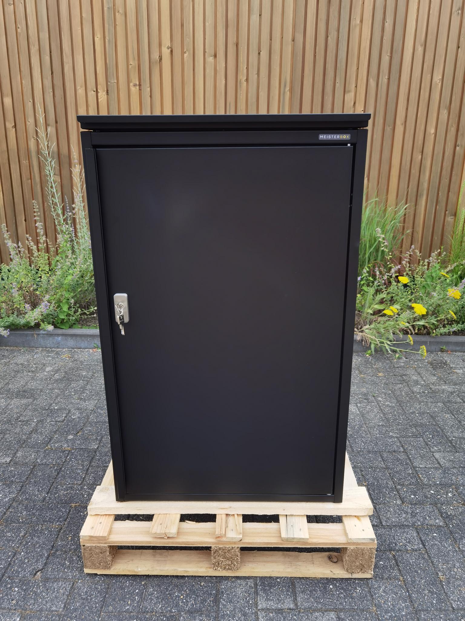 Die Abb. zeigt den Paketkasten Kaster M in Tiefschwarz von vorne.