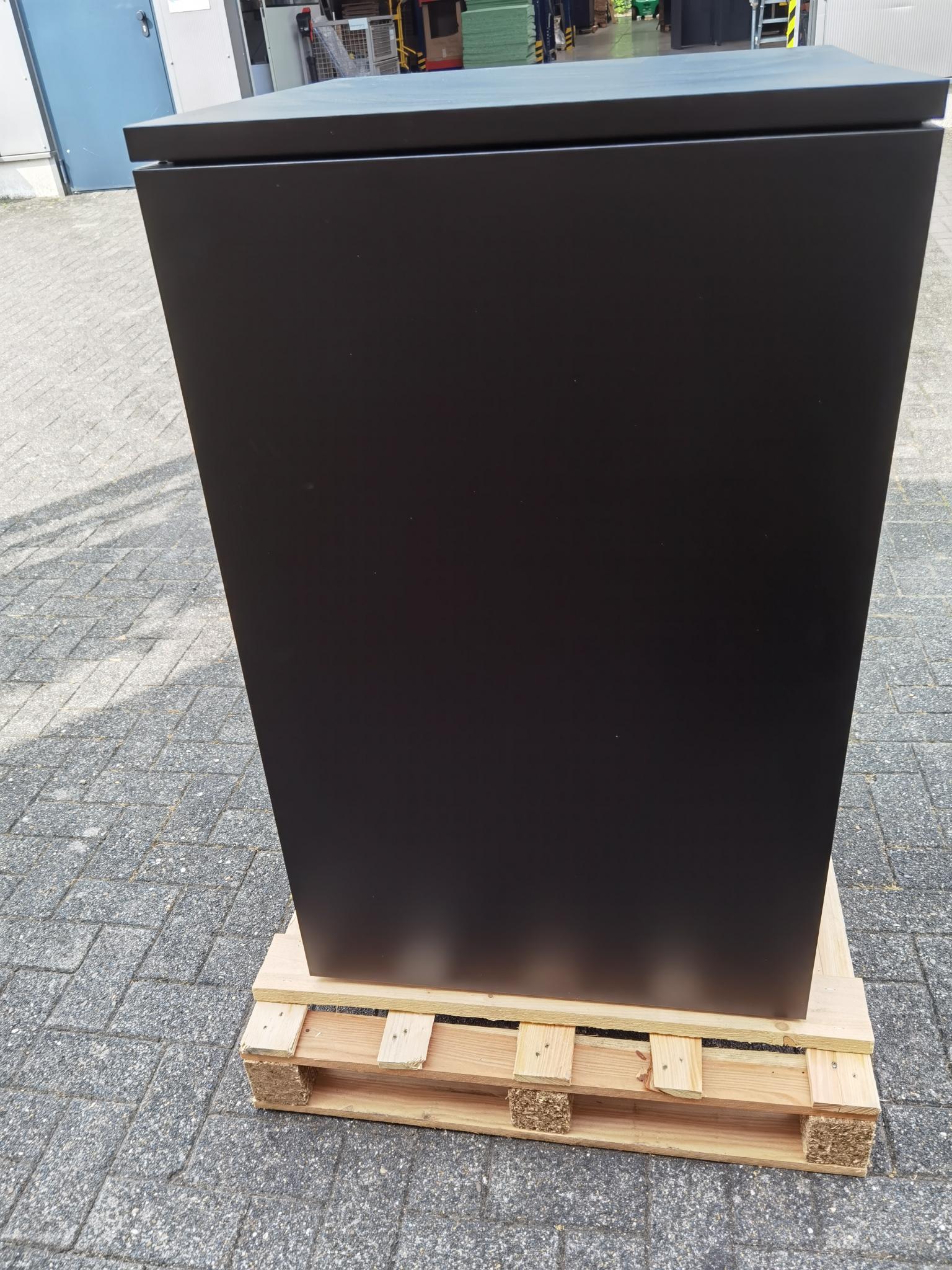 Die Abb. zeigt den Paketkasten Kaster M in Tiefschwarz von hinten.
