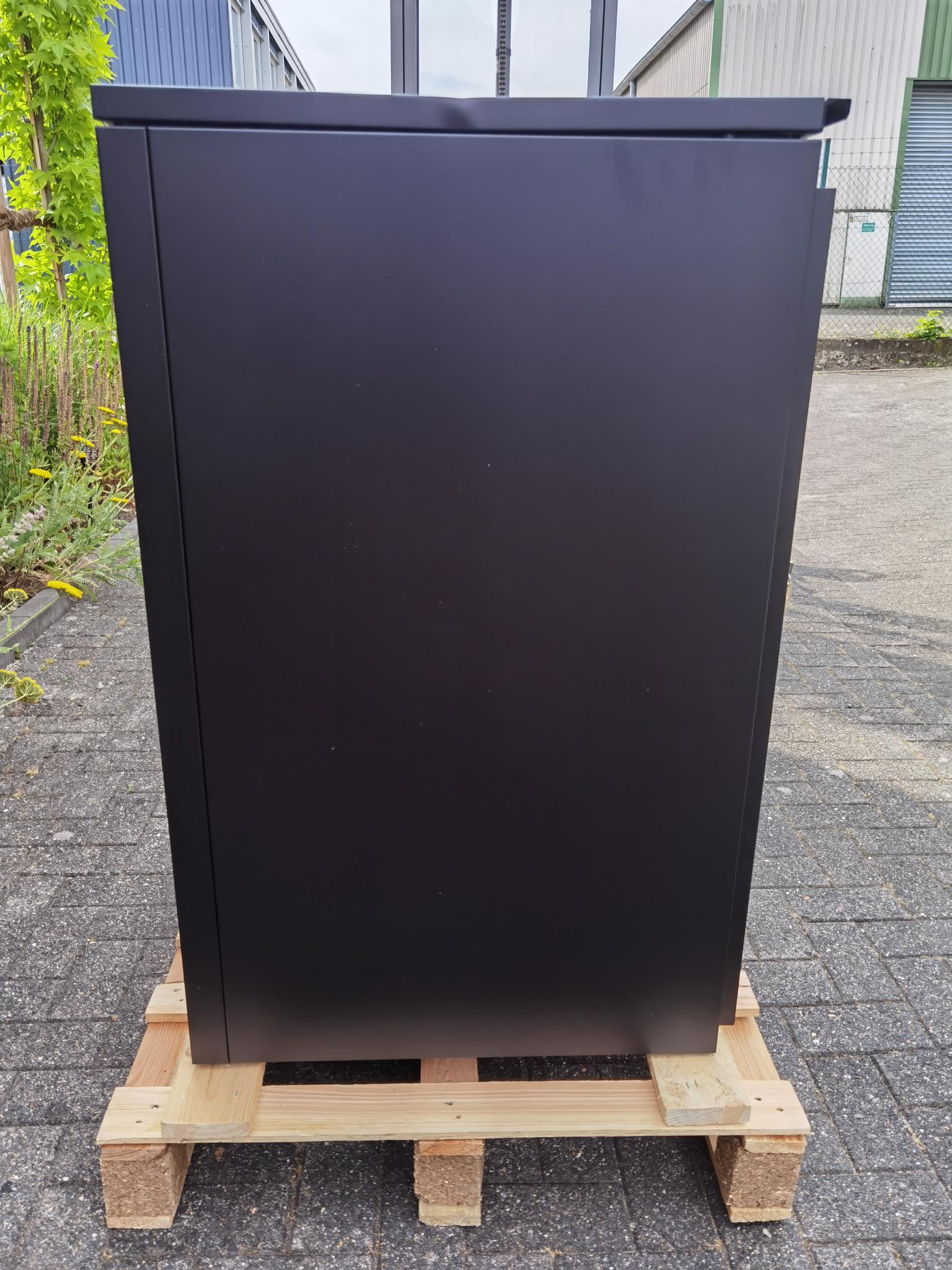 Die Abb. zeigt den Paketkasten Kaster M in Tiefschwarz von der Seite.