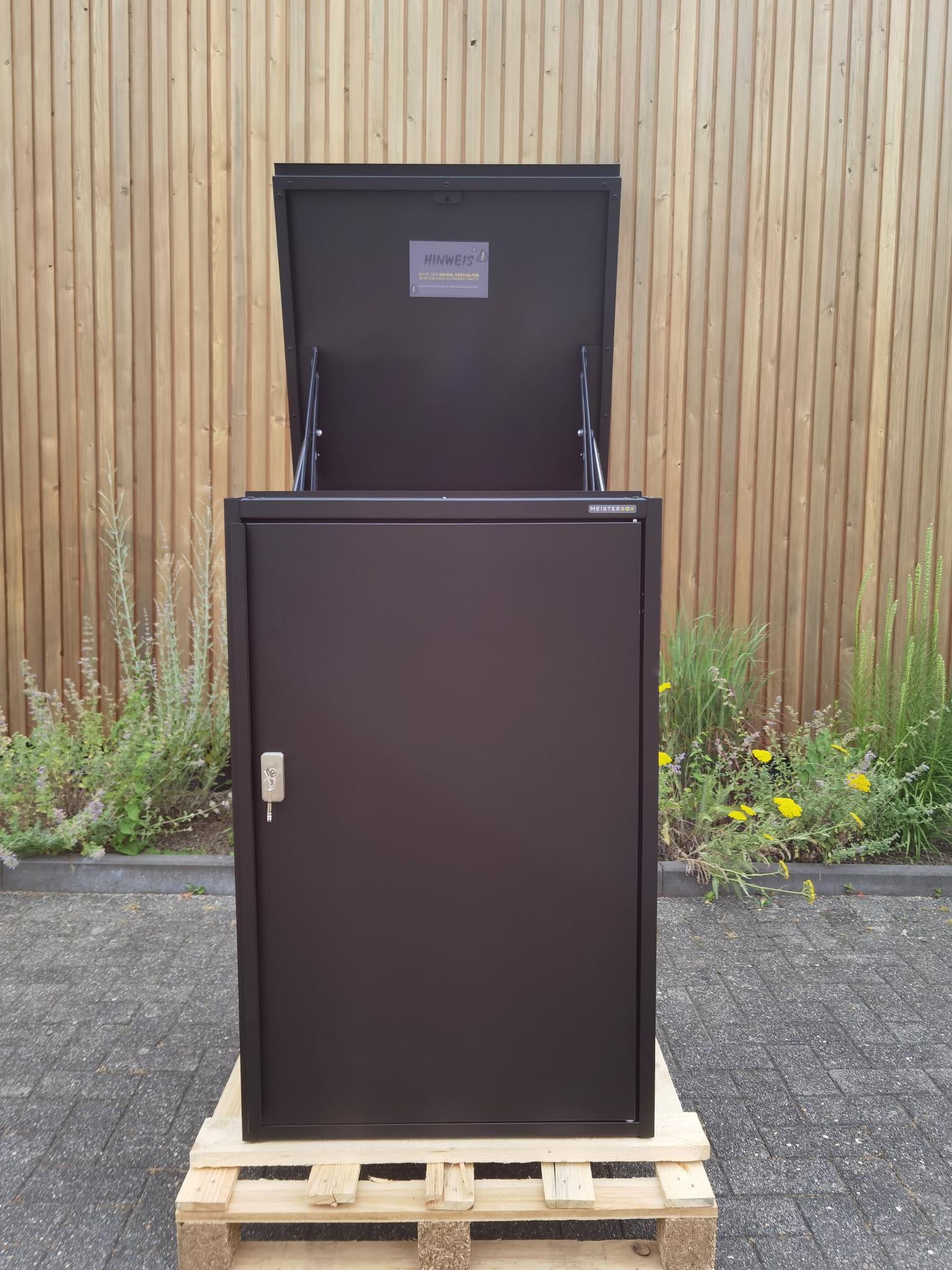 Die Abb. zeigt den Paketkasten Kaster M in Tiefschwarz mit geöffnetem Deckel.